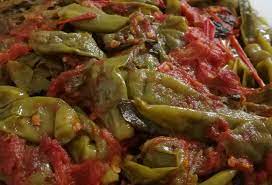 Successivamente tagliateli in pezzetti di circa 5 cm di lato. Come Cucinare I Peperoncini Verdi O Friggitelli La Cucina Italiana