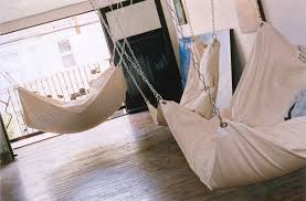 Every School And Office Needs A Hammock Room Wouldn T You Agree Http Ow Ly Qt4rn Indoor Hammock Bed Indoor Hammock Diy Hammock