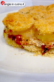 Tagliare la provola a fettine e lo speck a imburrare una pirofila e iniziare a fare gli strati con le patate, lo speck e la provola. Tortino Di Patate Scamorza E Speck Noi Single In Cucina