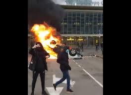 Od trzech dni w kraju trwają brutalne protesty przeciw godzinie policyjnej. Zamieszki W Holandii Obywatele Nie Chca Godziny Policyjnej