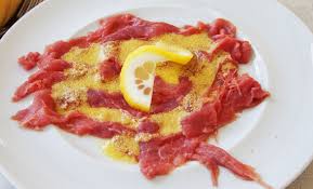 Il classico carpaccio di manzo è un ottimo inizio per ogni pasto, perché uno spuntino leggero e delicato si scioglie letteralmente in bocca, e rucola e petali di parmigiano grattugiato completano il gusto della carne fresca. Carpaccio 10 Ricette Per Tutti I Gusti Leitv