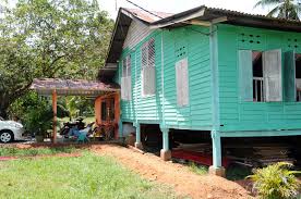 Bahkan, cat rumah bisa menggambarkan kepribadian sang pemilik rumah. Kampung Cat Rumah Kayu Cantik Home Desaign