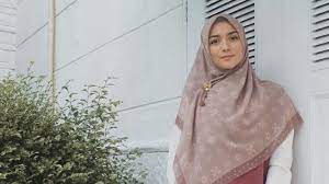 Pesonanya semakin terpancar ketika mengenakan hijab bermotif bunga dipadukan. Ini Godaan Terbesar Citra Kirana Pakai Hijab