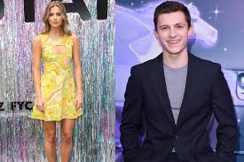 Oh hey this is my girlfriend and we are dating and stuff. Spider Man Star Tom Holland Is Dating Actress Nadia Parkes With The Two In Lockdown Together Starbiz Net