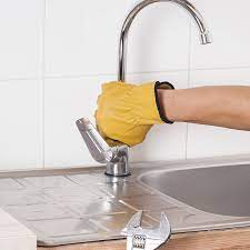 Il suffit de défaire le mitigeur de l'évier et dévisser les flexibles d'arrivée d'eau pour installer le nouveau. Changer Un Robinet De Cuisine Conseils Et Etapes Blog But