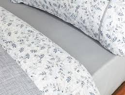 Dört mevsim nevresim takımı seçerken ürünün kalitesinin yanı sıra yatak odası dekorasyonunuza uyumlu olmasına da dikkat etmelisiniz. Leoville Coco Crep Baskili Cift Kisilik Nevresim Takimi Indigo Madame Coco