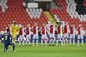 90PLUS | Gegen Slavia Prag: Arsenal setzt Zeichen gegen Rassismus - 90PLUS