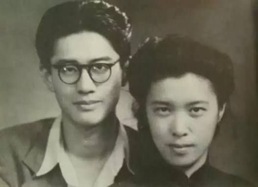 1943年,乔冠华和龚澎婚后留影,那年她29岁,长相出众,气质不凡