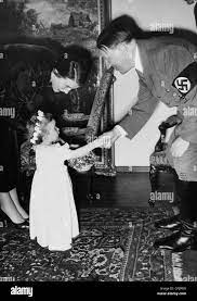 Mädchen gratuliert Adolf Hitler zu ...