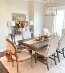 dress a dining table