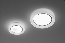 Le lampade da soffitto non sono altro che delle plafoniere moderne che hanno lo scopo di illuminare ed arredare tutti gli ambienti interni di una casa, come un soggiorno, o salotto, bagno, ingresso e camera da letto, ma anche per l'illuminazione di un ufficio. Plafoniere Moderne Ottime Alleate Per Illuminare Casa Mycase It