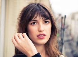 This hairstyle mostly suits the people with slim and oval shaped faces. 25 Bangs Hairstyles Perfect For Women With Oval Face