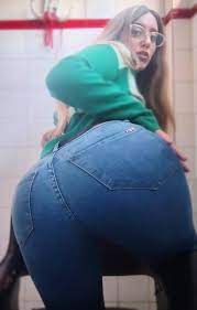 my huge ass : r/GirlsAssInJeans