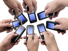 Resultado de imagem para imagens de usuarios usando aparelhos de celulares