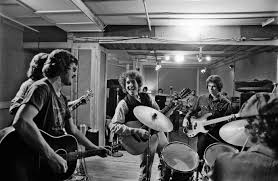 photo essay dylan s rolling thunder review hawkins bay dispatch dylan and the band warm up during ken s first shoot in 1975
