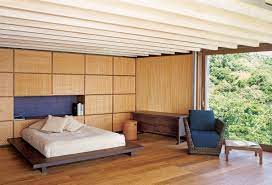 Campuran ruang terbuka dengan sentuhan kayu menciptakan atmosfer aman penuh kehangatan pada teras depan rumah yang luas. 8 Desain Ala Rumah Jepang Yang Super Sejuk