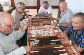 Pensionarii suceveni au acum unde juca sah, remi, table şi tenis de masă, indiferent de vreme (FOTO 2) » Monitorul de Suceava - vineri, 28 august 2015