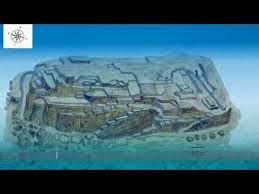 Keskin 90 derece hatlarına, düz paralel yüzeylerine, üçgen girinti çıkıntılara, yarı dairesel formlara, piramidal basamaklarına bakılırsa bunların doğal olması mümkün görülmemekte ve insan eserleri olduğu anlaşılmaktadır.… Underwater Ruins Of Yonaguni And The Legend Of The Giants Youtube