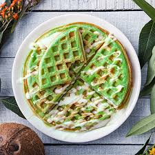 To buy it, you can often find it in the frozen section of asian stores in leaf form (which needs to be blended into a paste, or infuse the leaves in coconut milk), or you can buy the pandan extract which. Pandan Waffeln Mit Kokoscreme