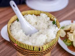 1 bowl of cooked rice has about 136 calories and a plateful of cooked rice has 272 calories which is about 80 grams a plate. Jasmine Rice Vs White Rice What S The Difference