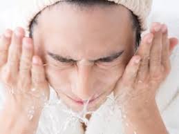 医師監修】肌に優しい！男の正しい洗顔方法 | スキンケア大学