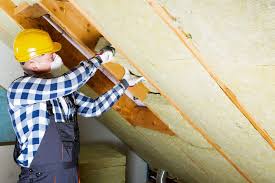 installing fibergl insulation