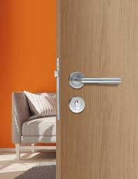 Qual é a fechadura mais segura para porta de madeira?