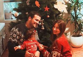 Alberto Garzón, muy criticado en redes por esta navideña foto con su familia  | Famosos
