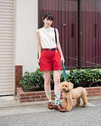 大人かわいい、赤いショートパンツと柄ソックスを着て、愛犬とお散歩 | TOKYO | ワールドスナップ | FUDGE.jp