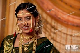 young bride dressed up in marathi style