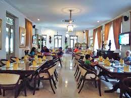 Sop buntut, nasi campur, nasi rawon. Nasi Rawon Dan Es Lemon Tea Picture Of Soga Restaurant Lounge Solo Tripadvisor
