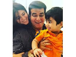 Ekta kappor family members name ekta kapoor also working for film industry through kyo kii main jhut nahin bolta, kuch to hai and krishna cottage but after this film debut her movie kyaa kool. Ekta Kapoor Shares A Happy Picture With Her Fav Boys Dad Jeetendra And Nephew Laksshya