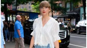 taylor swift steps out in two free