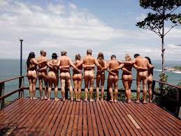 Praia de nudismo mulheres
