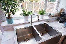 put bleach in a stainless steel sink