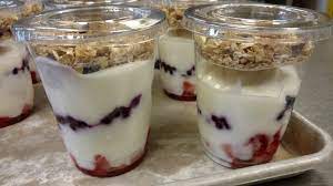 yogurt parfait with berries healthy