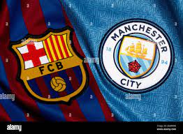 Nahaufnahme des Manchester City & Barcelona Clubwappens Stockfotografie -  Alamy