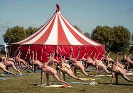 أكبر مهرجان للعراة ينطلق في بريطانيا بمشاركة أكثر من 1000 عارٍ وعارية  (شاهد) - وطن | يغرد خارج السرب