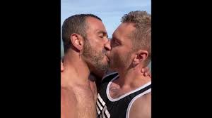 ゲイカップルのキス 