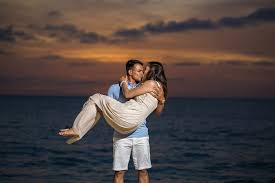 couple romantic aruba travel kiss