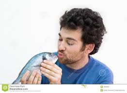 Resultado de imagem para beijar peixe