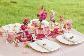 Die blumen am tisch sorgen für festliche stimmung. Tischdekoration Hochzeitsblog The Little Wedding Corner