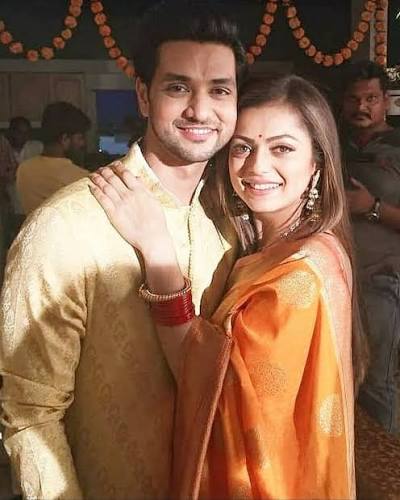 WEDNESDAY 28TH OCTOBER ON COMPLICATED LOVE #BlastersSeries FOLLOW US ON INSTAGRAM @BlastersSeries Kunal and Nandini are on date and Mauli is also there with her friends. One of her friend asks about