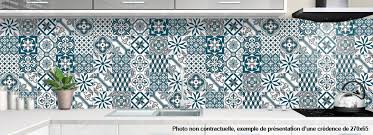 La crédence en verre peut aussi être personnalisée comme ici avec un motif en brique. Credence De Cuisine Decorative Carreaux De Ciment Bleus