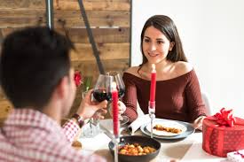 Sevgimizi belli etmenin yollarından biri de yemek yapmak. Sevgiliye Romantik Yemek Masasi Kurmak Bikolihediye Blog