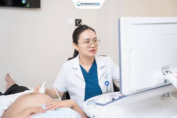 Ngay cả khi mẹ cảm thấy khỏe mạnh, khám thai đúng lịch vẫn cần thiết để phát hiện những bất thường không biểu hiện rõ qua triệu chứng