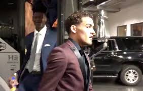 Trae young averaged 27.4 points and 8.7 assists per game as a freshman at oklahoma. Photos Trae Young S 2018 Nba Draft Outfit Is Going Viral