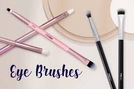 makeup look with the right brushes