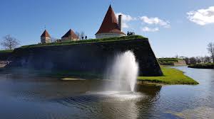 ФОТО: у стен замка на Курессааре заработал фонтан | Эстония | ERR