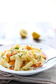 get into summer full swing with this light lemon garlic pasta with salmon full of